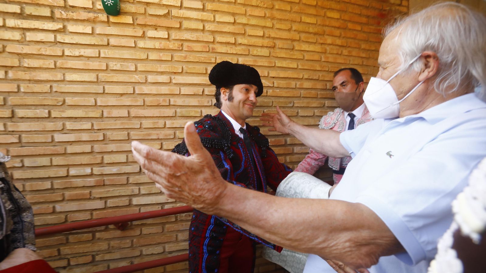 El Cordobés saluda a Morante.