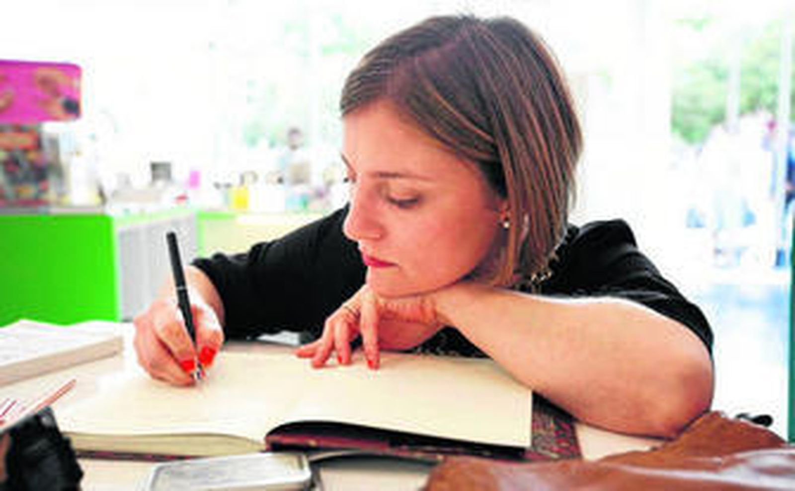 La ilustradora y escritora Sara Morante (Torrelavega, 1976), dedicando uno de sus libros.