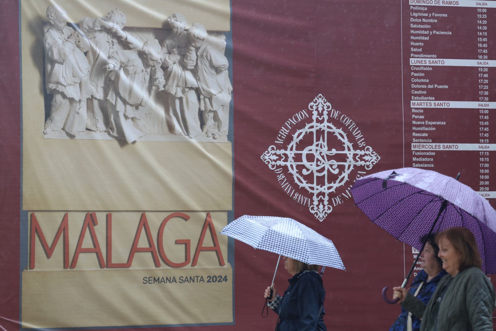Varias personas con paraguas este Lunes Santo en Málaga.