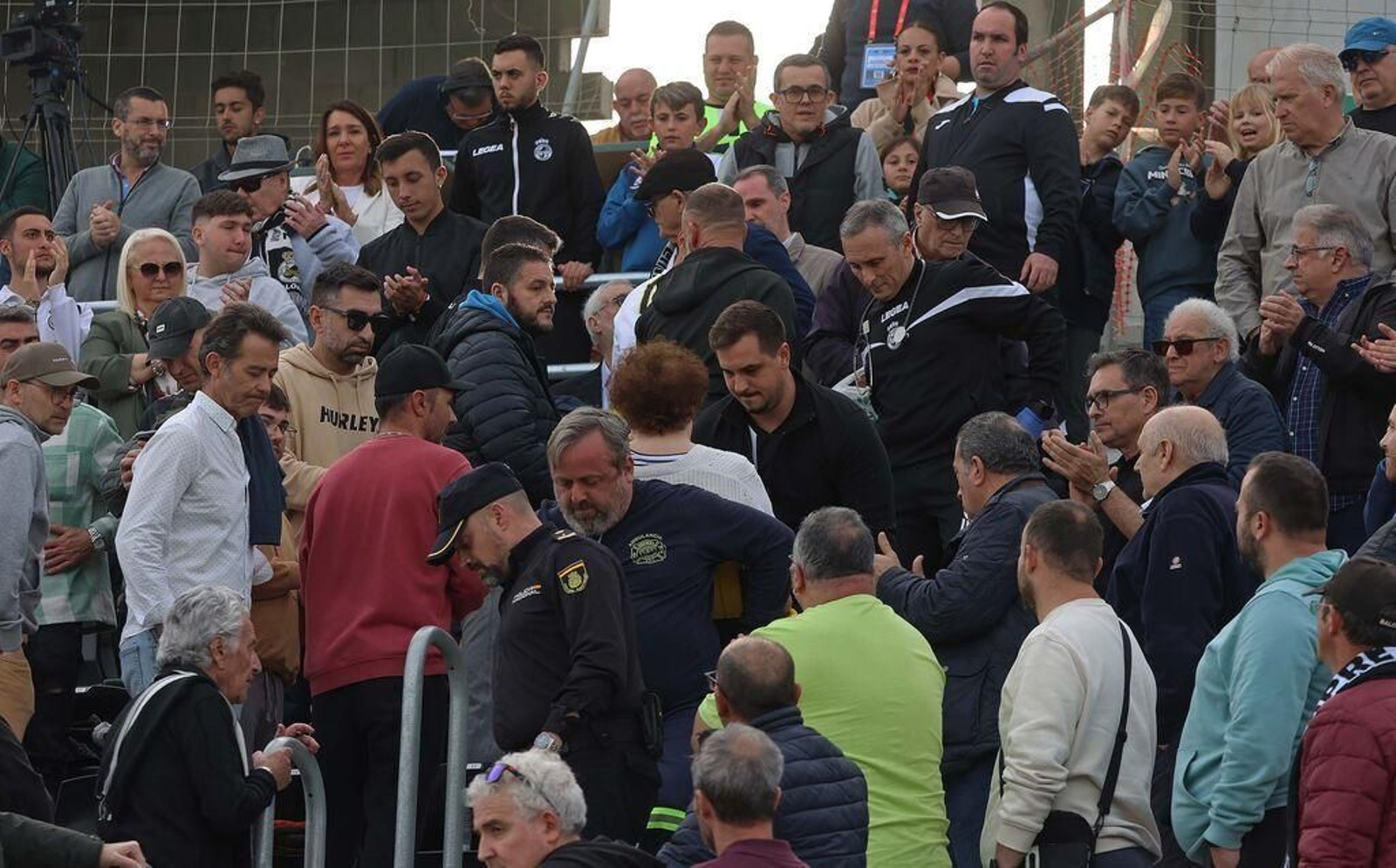 Revuelo en la grada de Tribuna durante la indisposición de la abonada 401 Revuelo en la grada de Tribuna durante la indisposición de la abonada 401