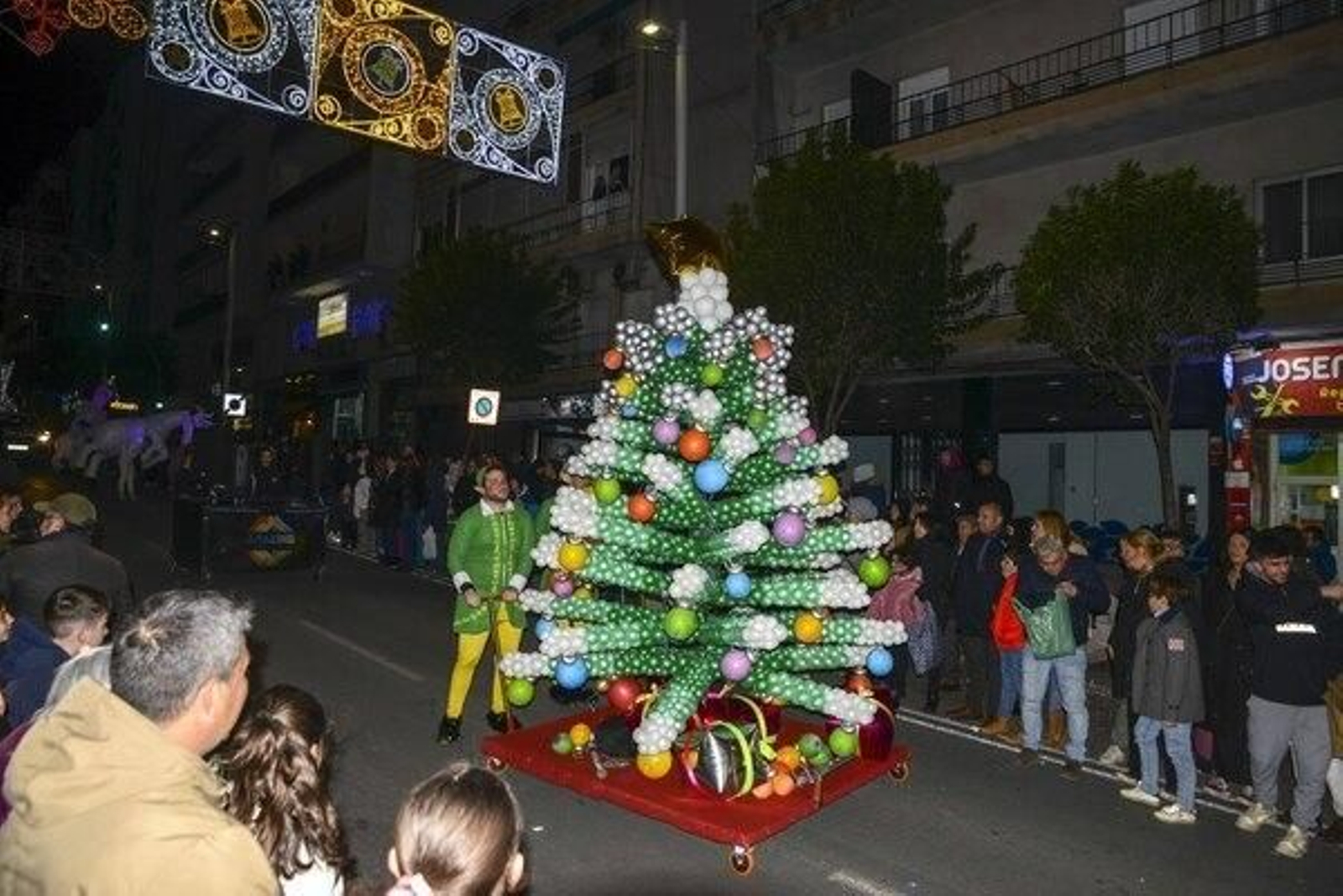 En imágenes: La Cabalga de Reyes de Jaén desata la emoción en sus calles abarrotadas