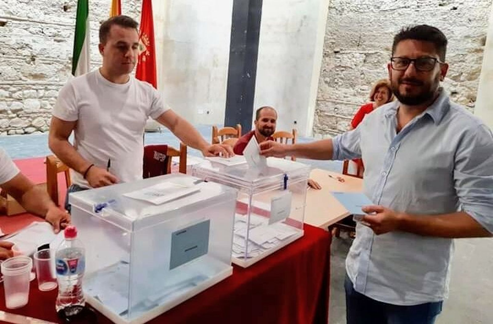 El candidato de IU y actual alcalde de Trebujena, Jorge Rodríguez, votando.