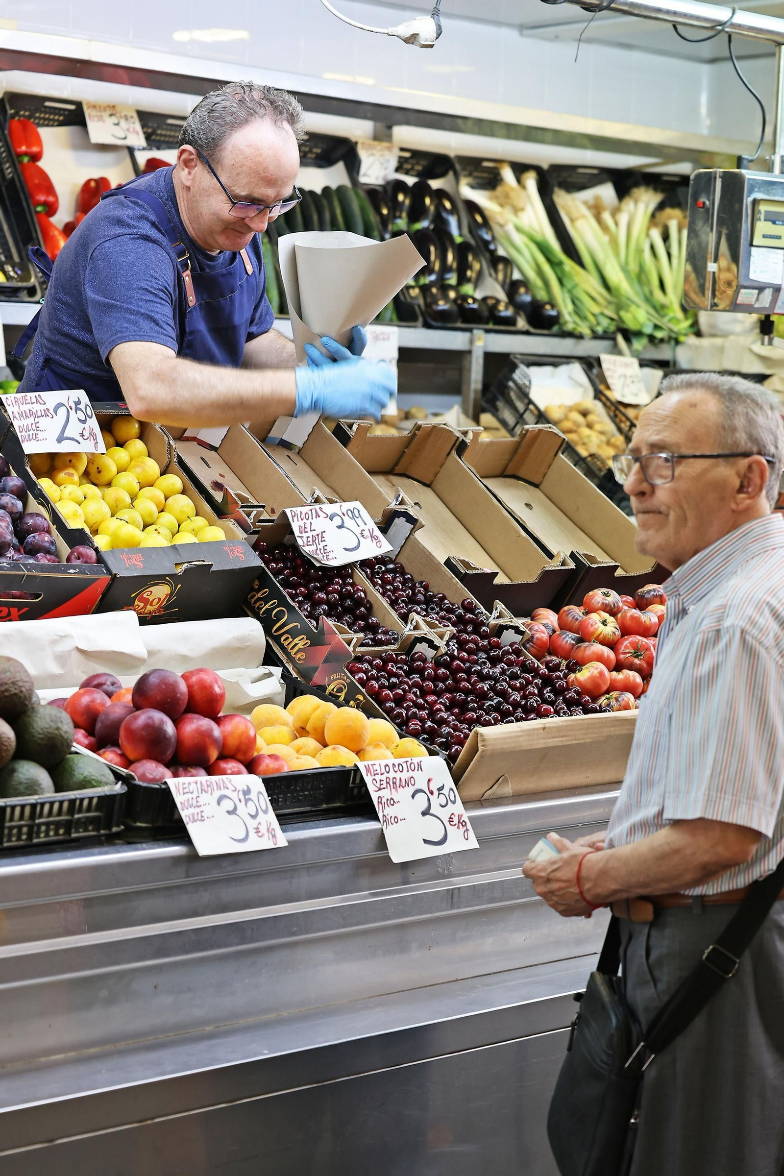 Imágenes de las compras en el entorno del Mercado del Carmen en la mañana de sábado