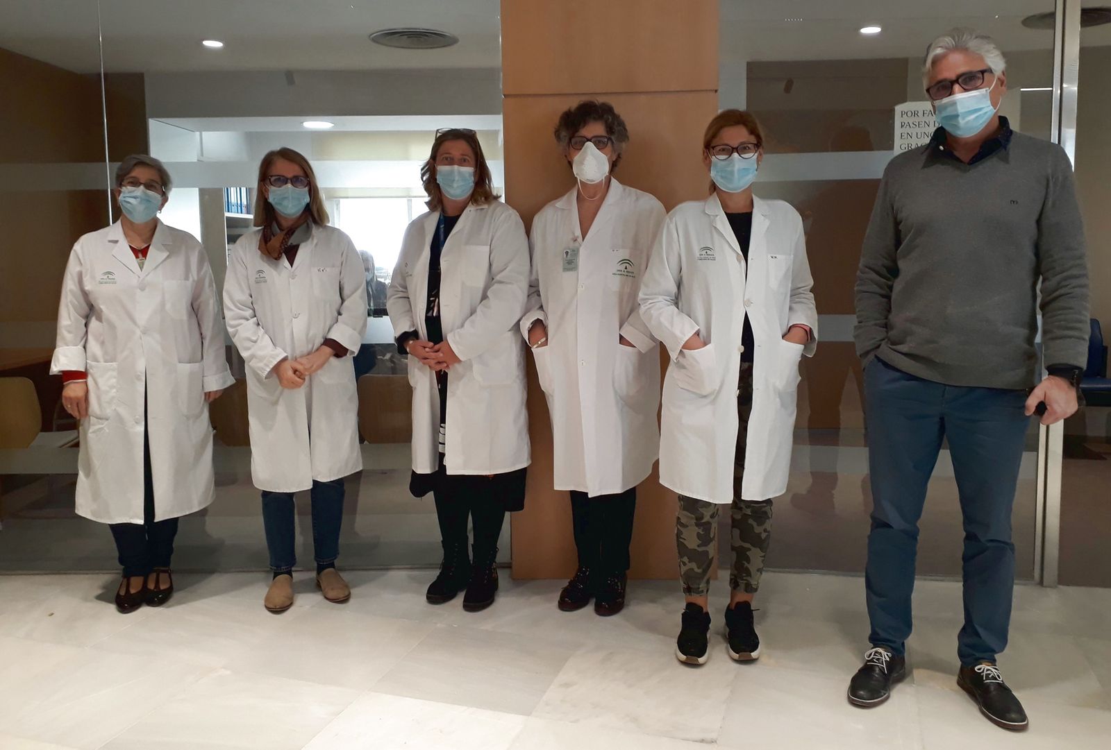 Trabajadoras sociales que conforman este servicio en el Área  Hospitalaria de Valme junto al responsable del servicio de Atención a la  Ciudadanía, Javier García.