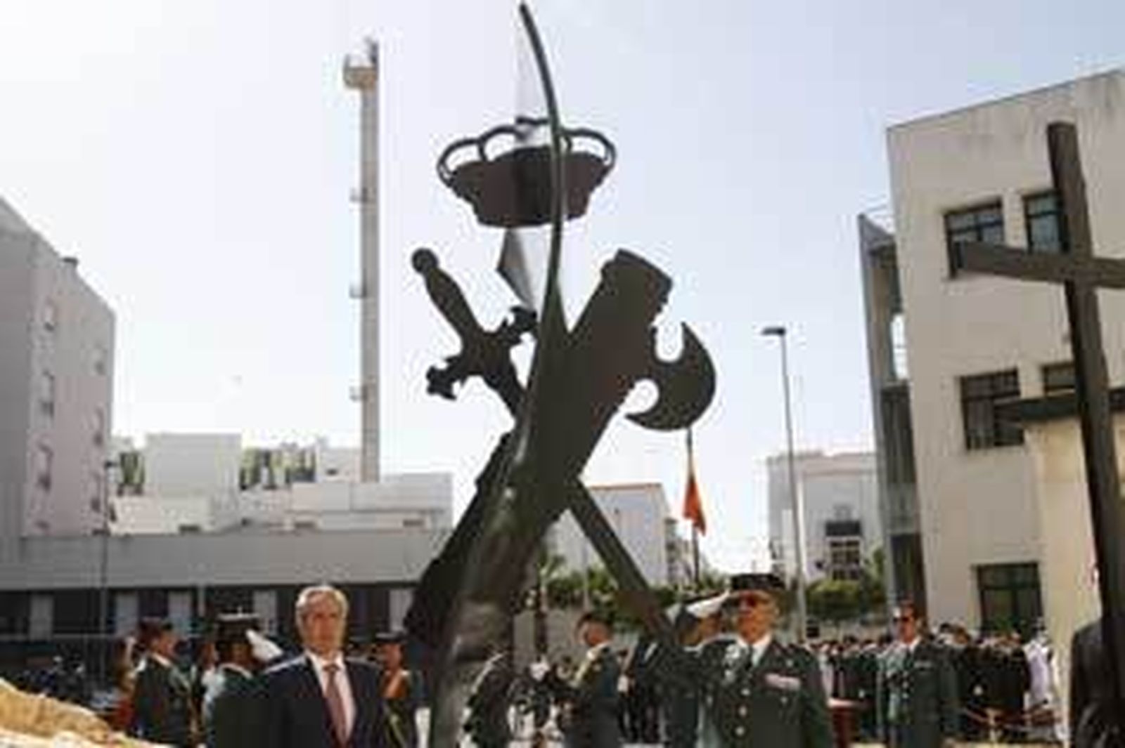 El subdelegado y el teniente coronel Jesús Núñez durante un momento del acto celebrado ayer. /Lourdes de Vicente