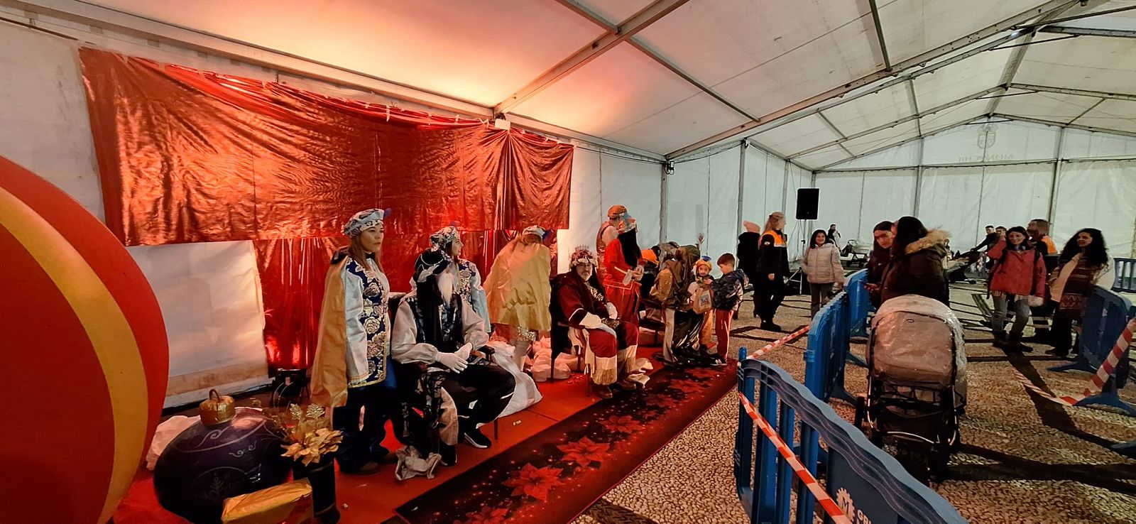 Los Reyes Magos en la carpa municipal de Monachil