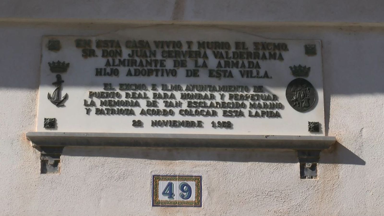 Placa que ensalza la figura de Juan Valderrama Cervera, en la casa donde vivió y murió