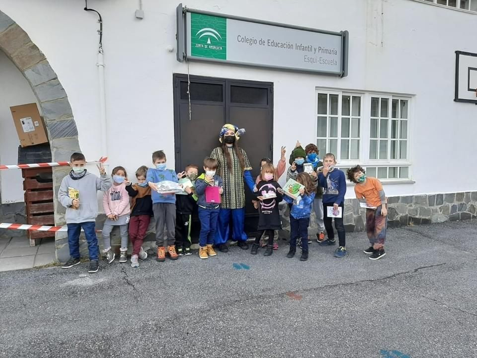 Monachil regala a todos los escolares un libro por su buen comportamiento durante la pandemia