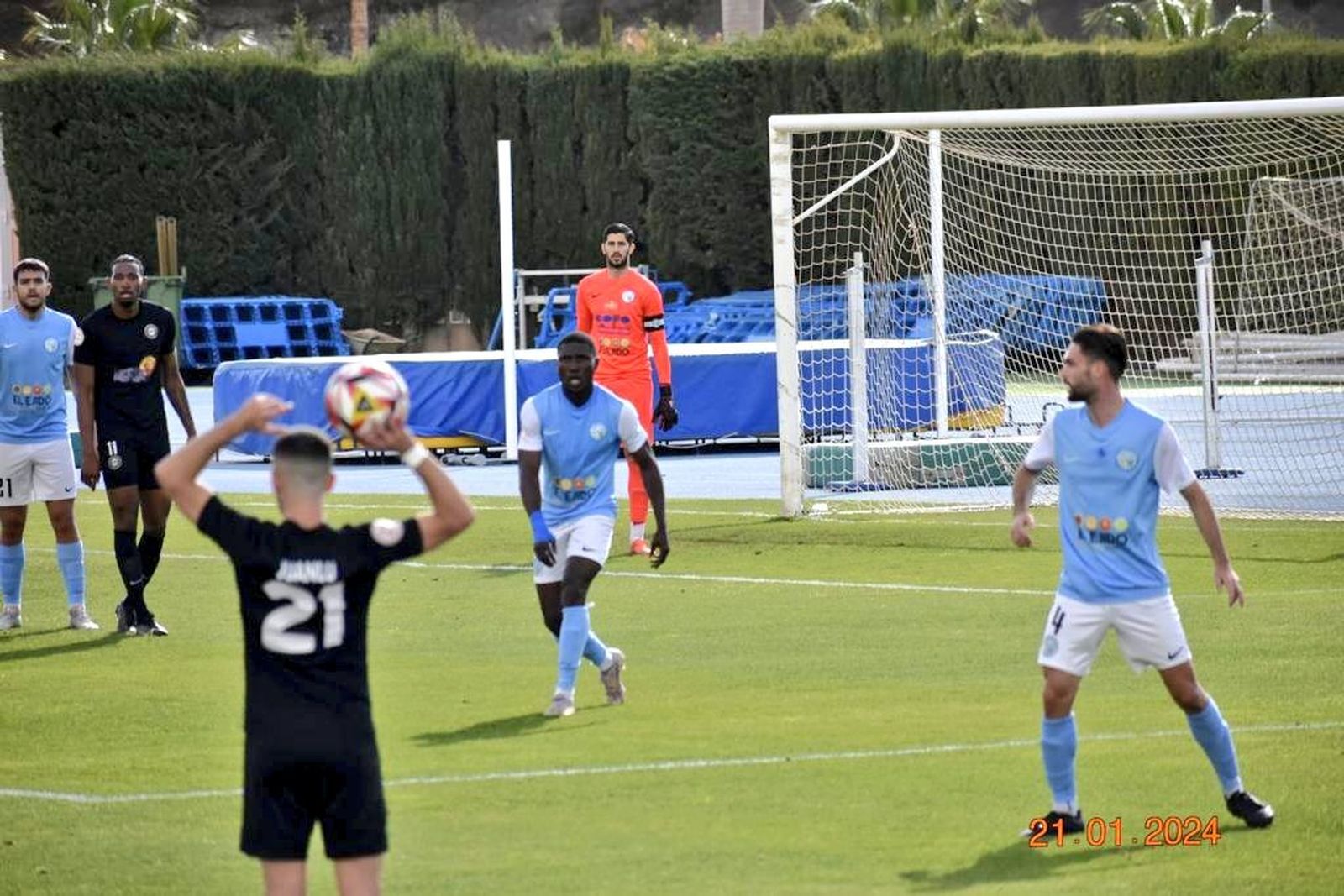 Los celestes atentos a un saque de banda rival en el partido frente al Málaga City.