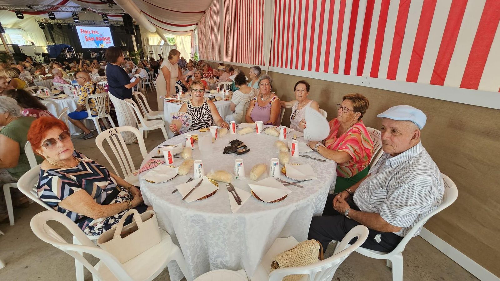 Una mesa disfruta del ambiente. Una mesa disfruta del ambiente.