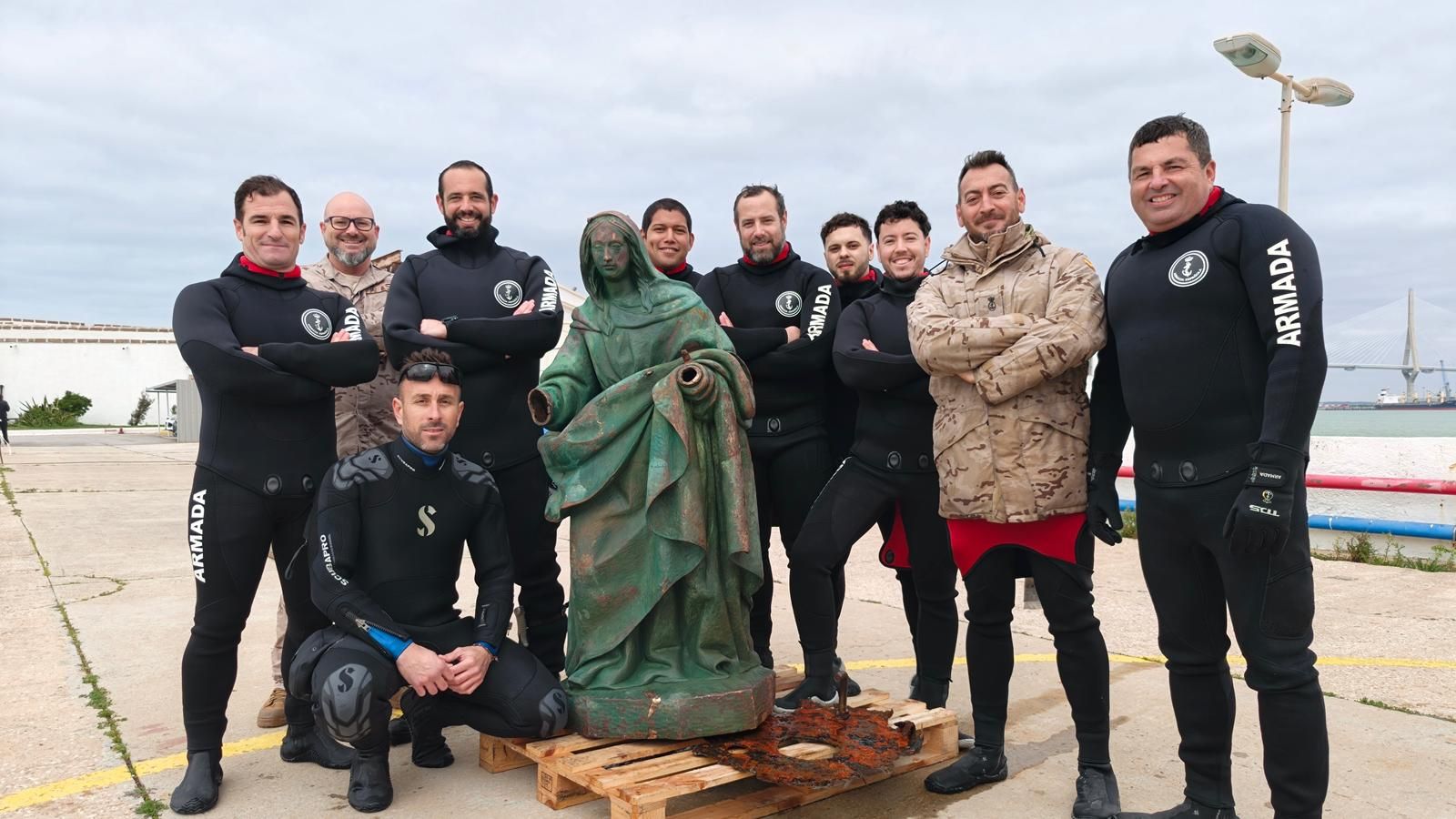 Miembros de la Unidad de Buceo de la Armada con la imagen de La Galeona rescatada, en la Base de Puntales.