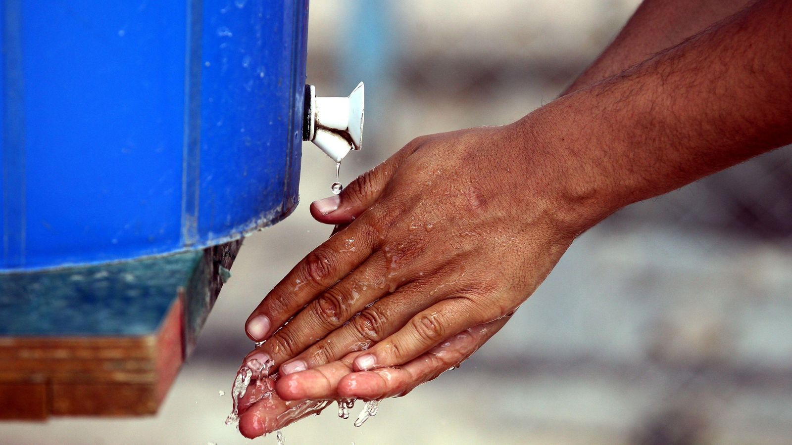 Cos de cada cinco personas no tienen acceso a agua potable. Cos de cada cinco personas no tienen acceso a agua potable.