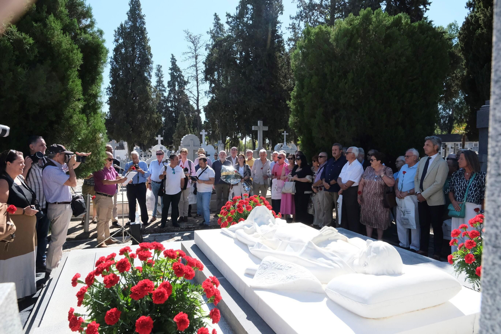 Las fotografías de la ofrenda floral a Manolete en Córdoba: entre claveles rojos y hazañas