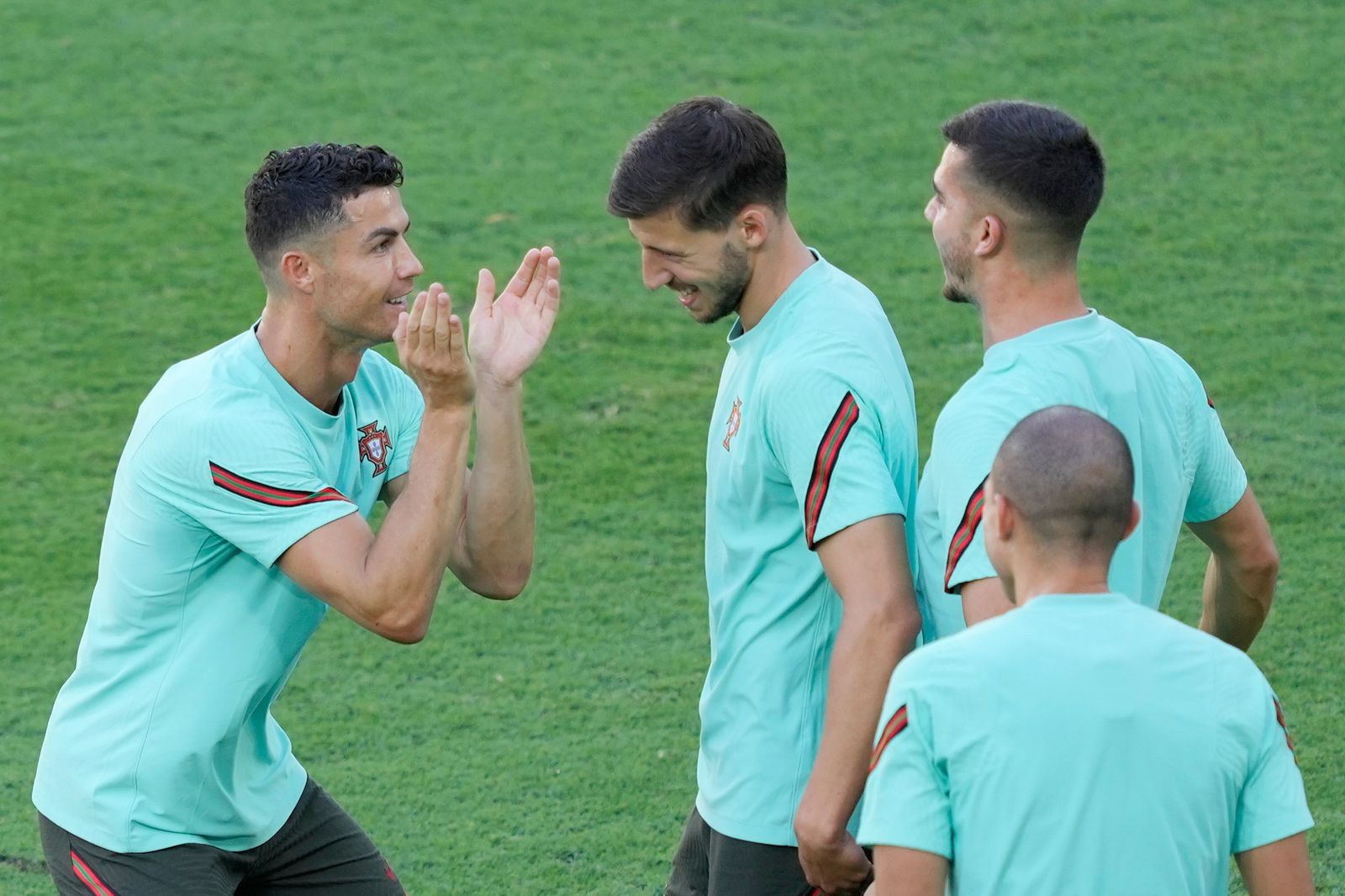 Cristiano Ronaldo bromea con André Silva en el Estadio de la Cartuja.