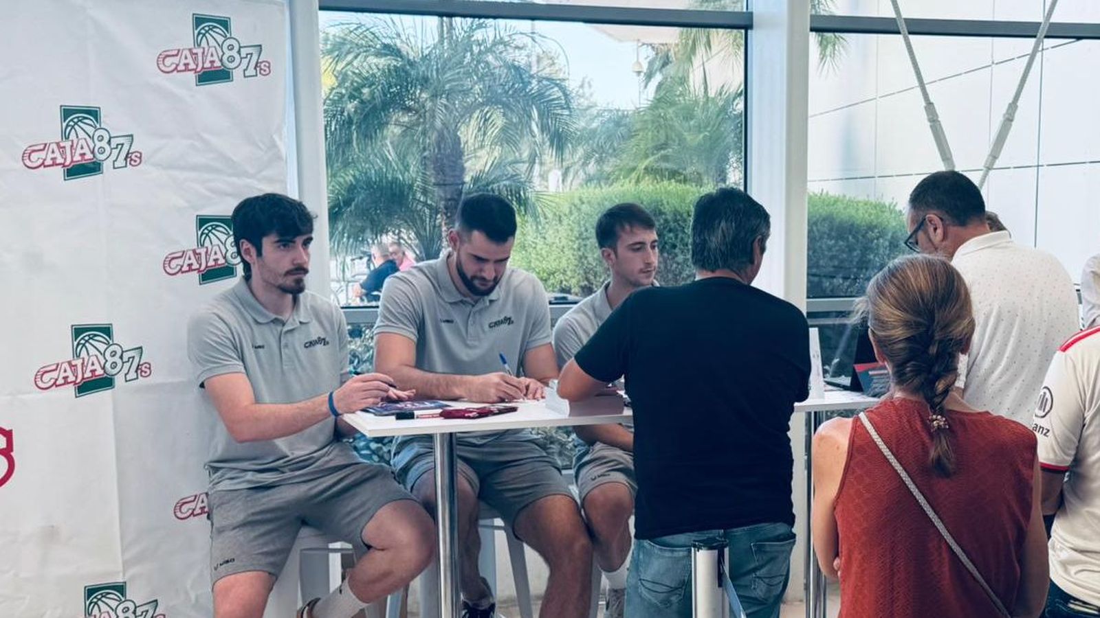 Joaquín Cebolla, Adrián Latorre y Rafa Santos firman autógrafos a los aficionados que recogen sus abonos de temporada.