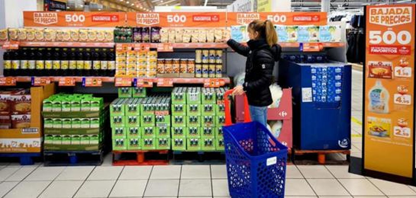 Un cliente comprando en Carrefour