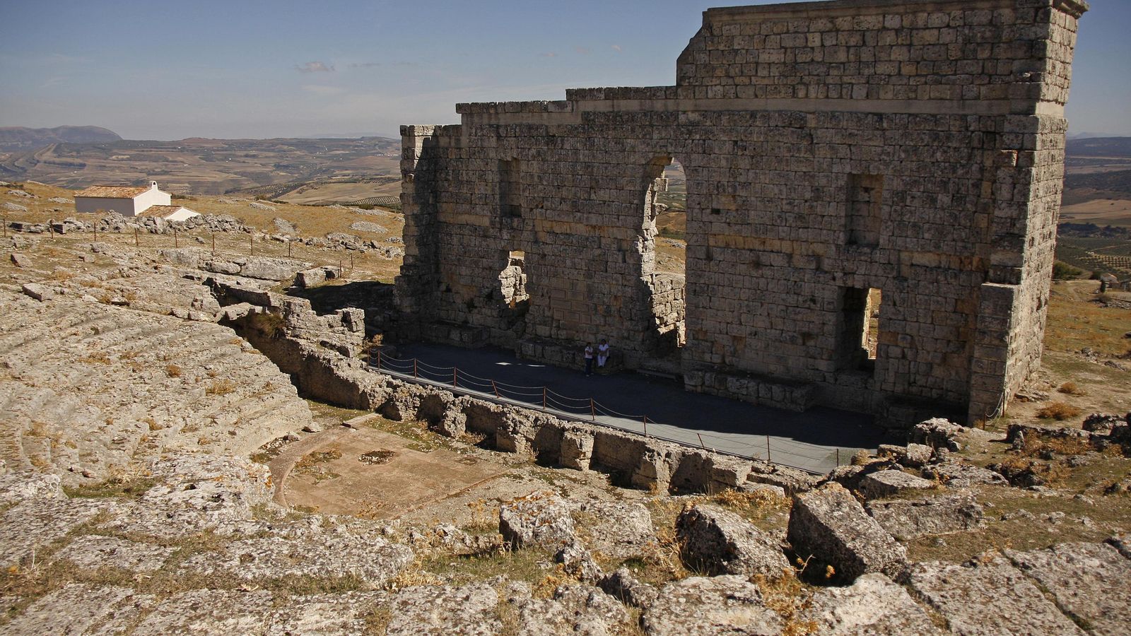 El Teatro Romano de Acinipo. El Teatro Romano de Acinipo.