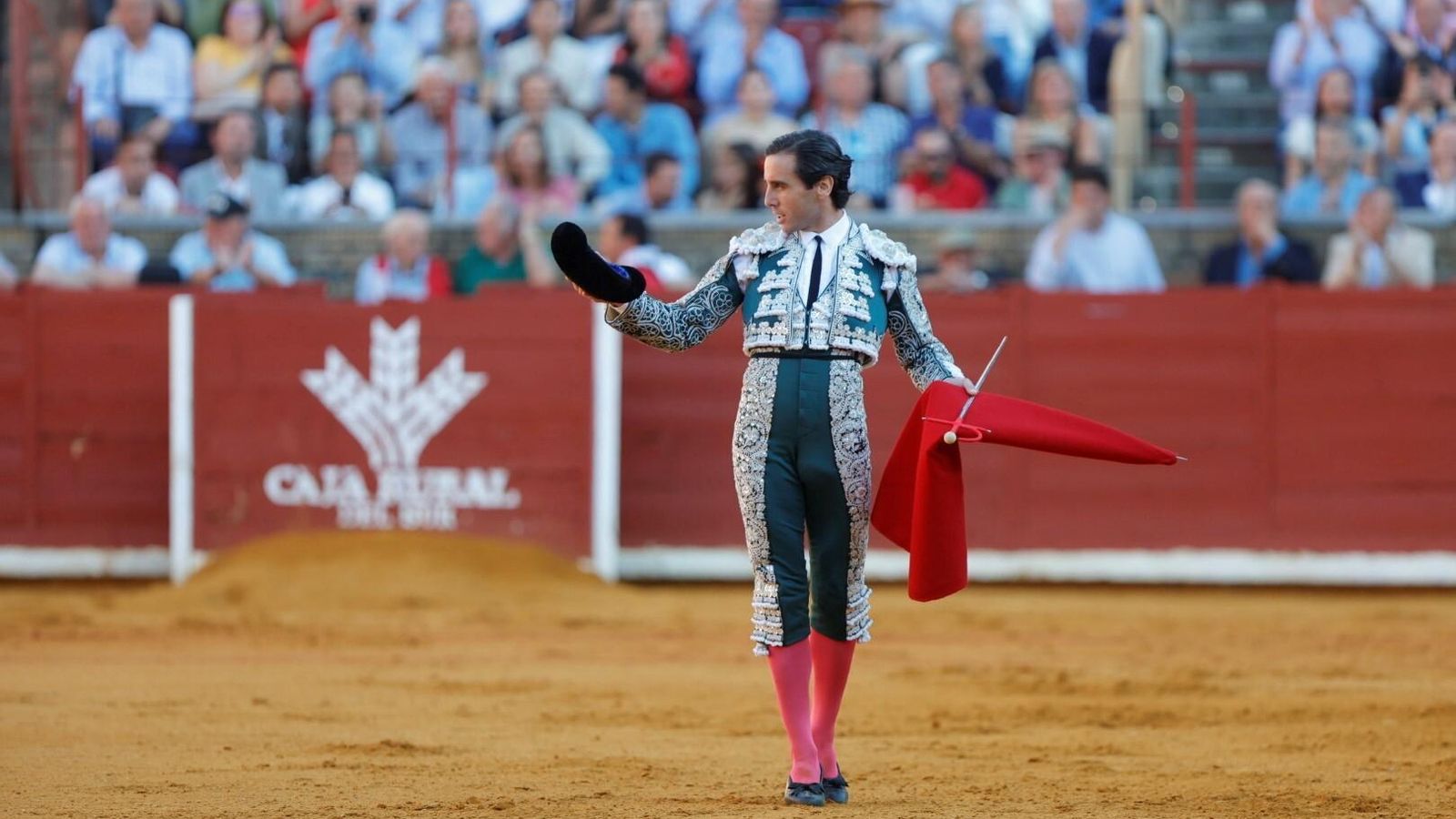 Juan Ortega brinda uno de sus toros. Juan Ortega brinda uno de sus toros.