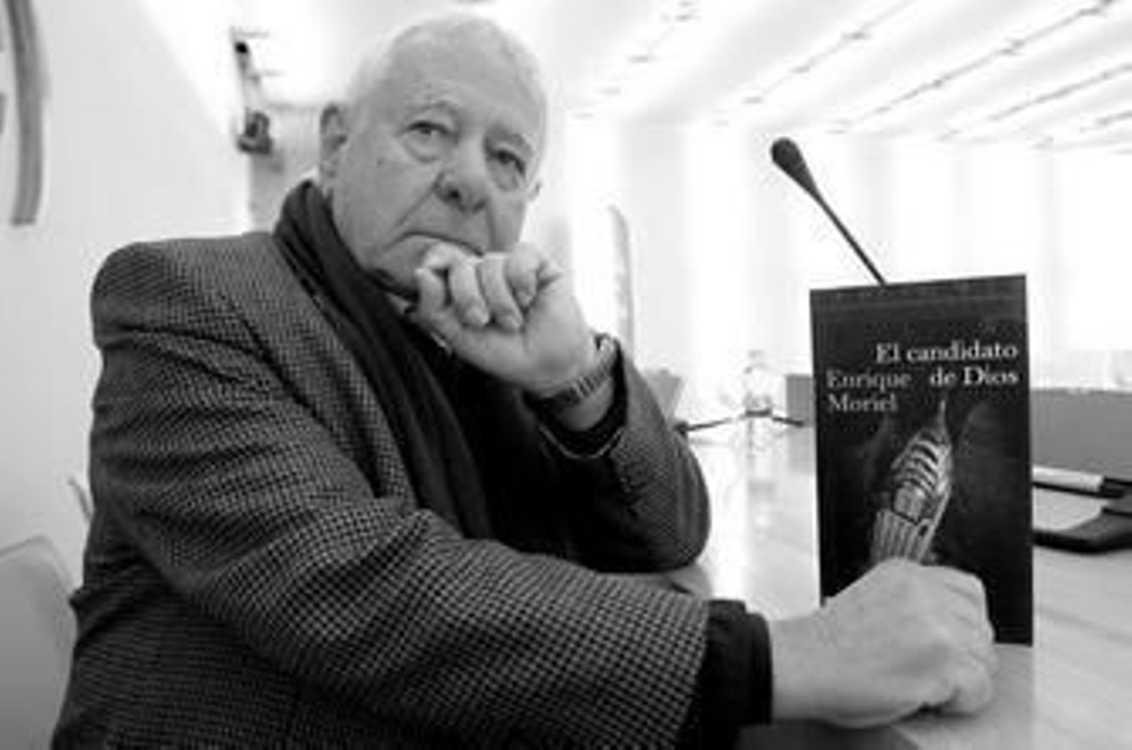 El escritor Francisco González Ledesma, momentos antes de comenzar su intervención en la Asociación de la Prensa.