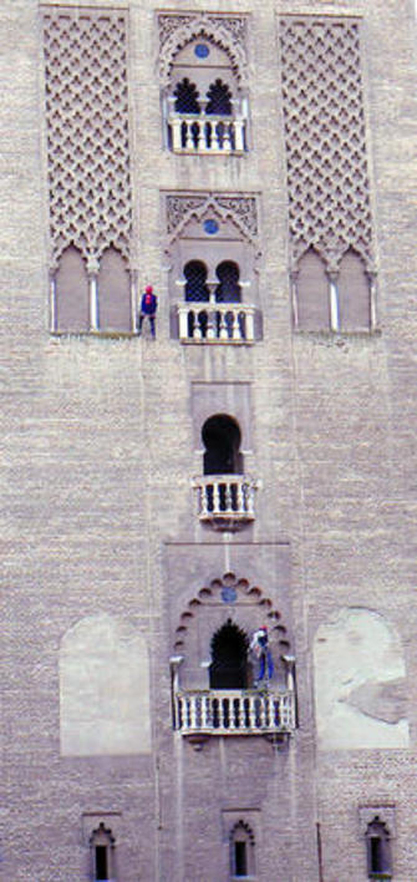 Dos operarios examinaron ayer una de las fachadas de la Giralda.