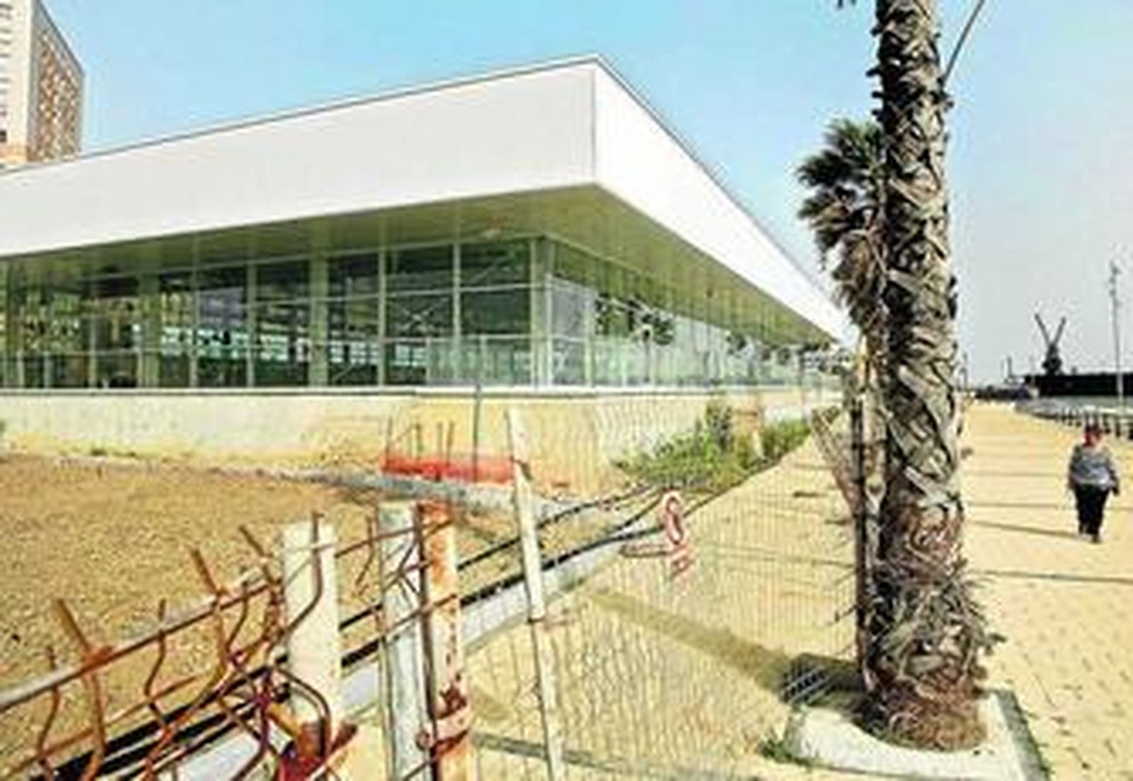 Vista exterior de la piscina de Astilleros, que aún no se ha podido abrir al público.