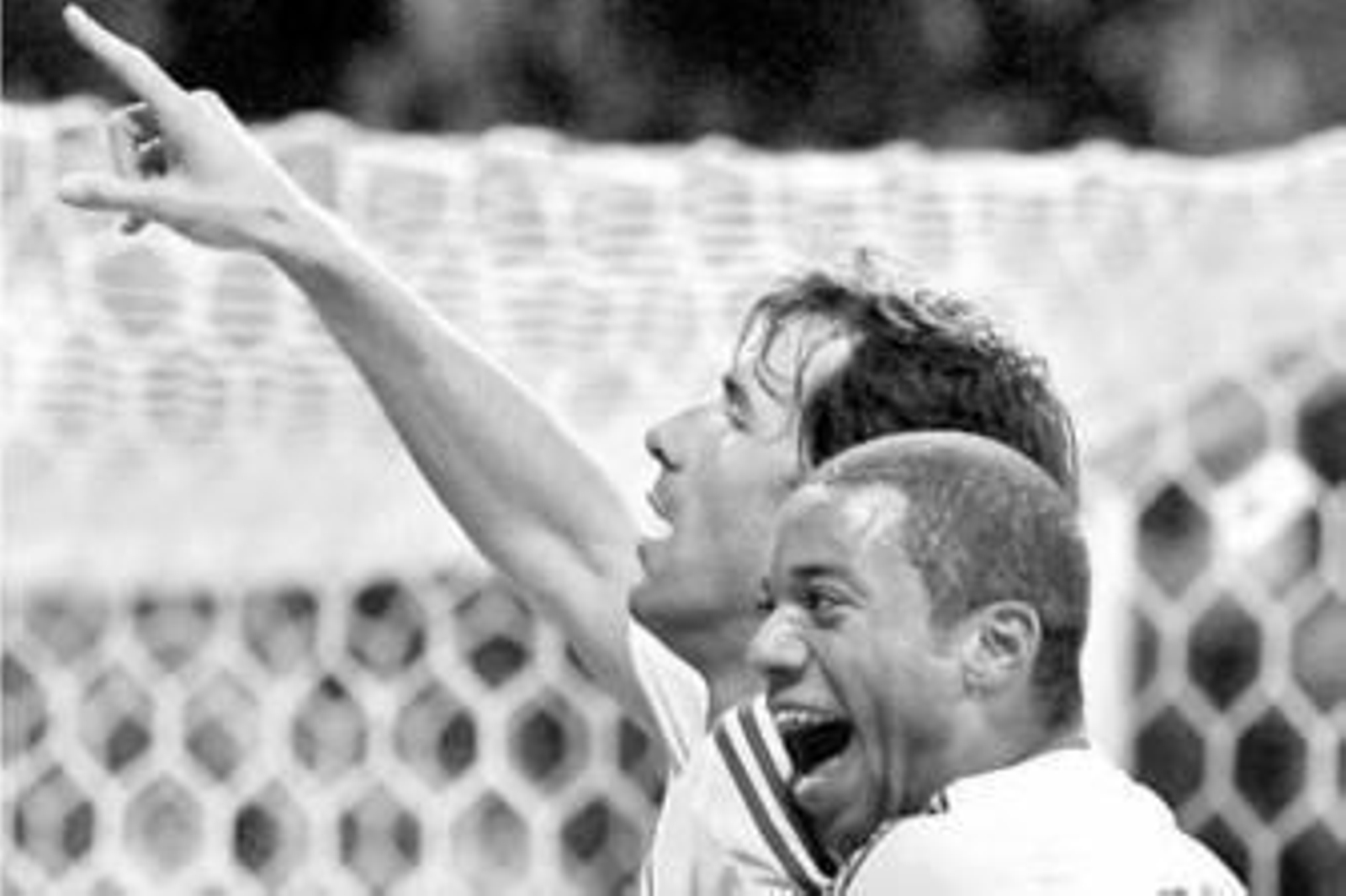 Marcelo, celebrando con Van Nistelrooy un gol del Real Madrid esta temporada.