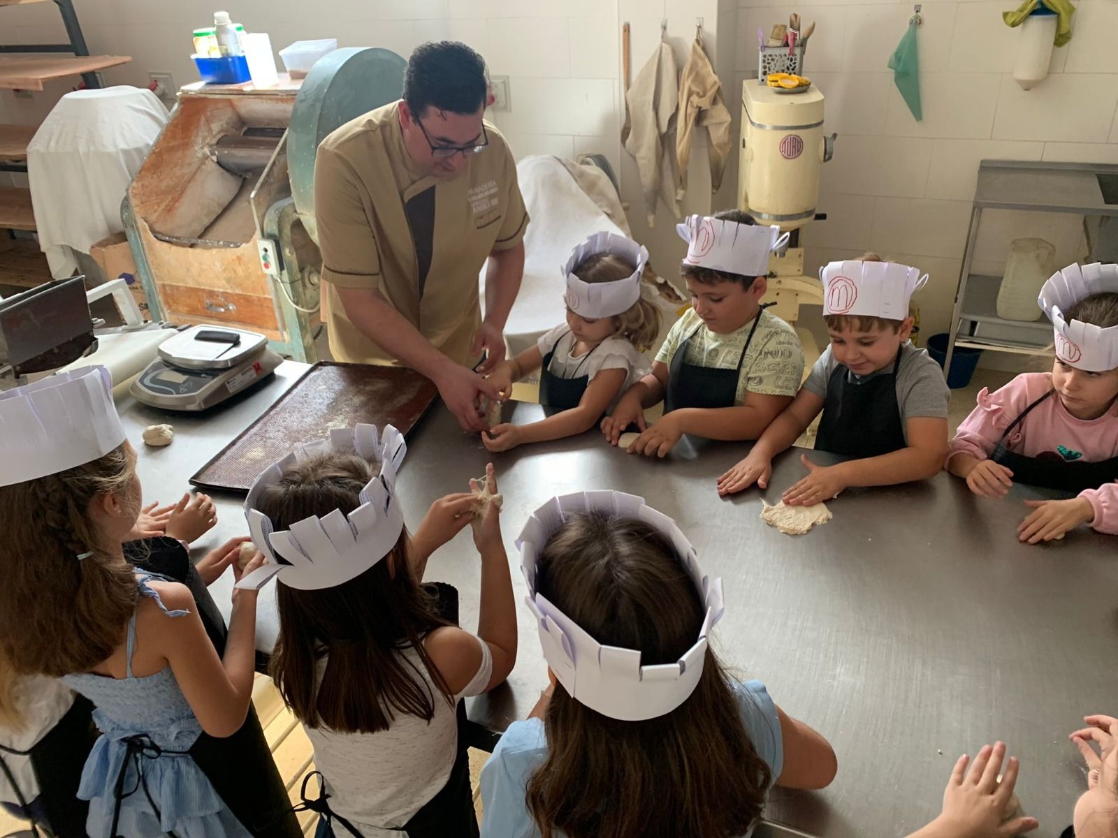 El maestro panadero Gonzalo Ansio enseña a elaborar pan.