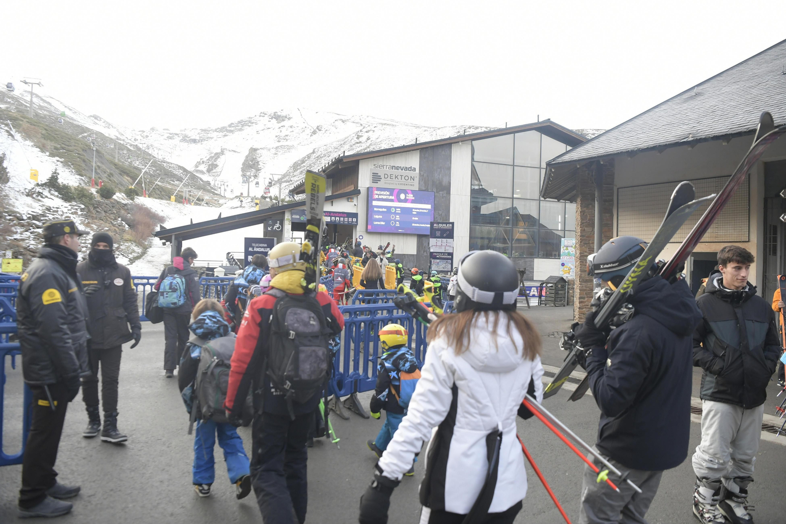 Imagen de archivo de los accesos a un telecabina de la estación de esquí de Sierra Nevada