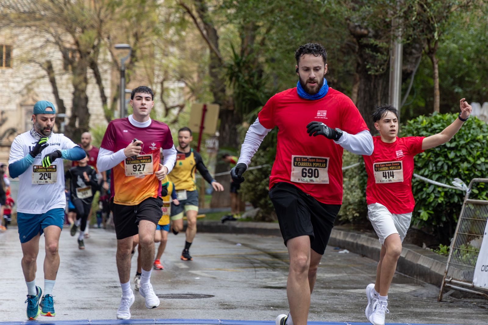 En imágenes: la lluvia no frena a más de un millar de corredores en la V Carrera Popular del IES San Juan Bosco (1)