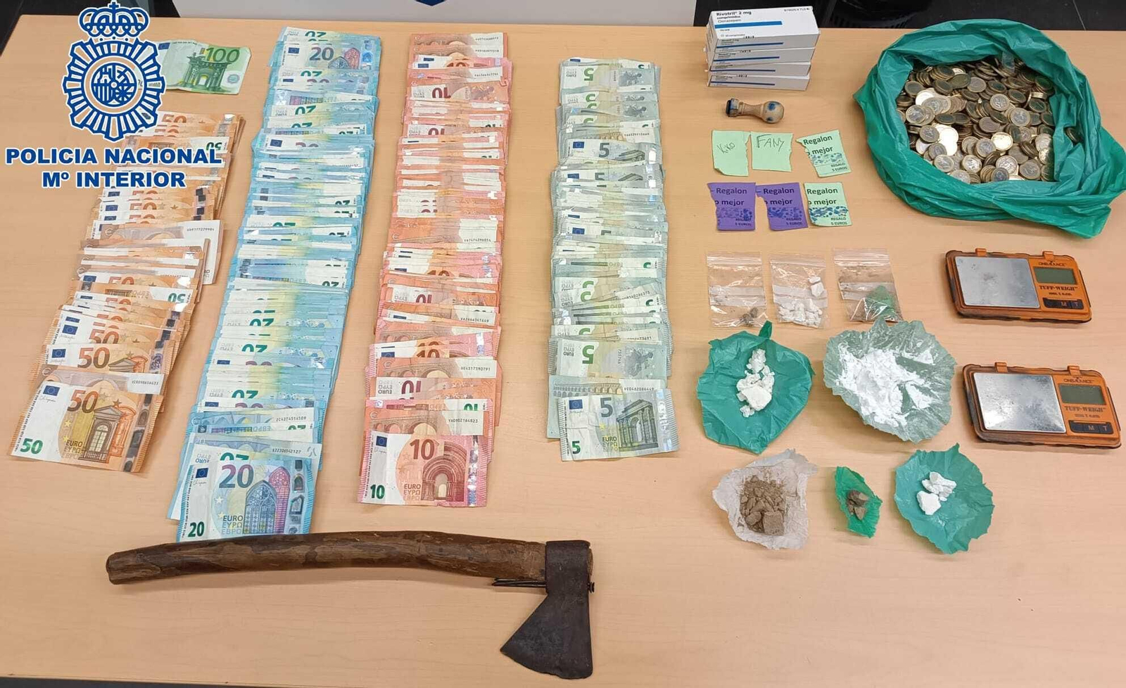 El dinero, la droga y las armas intervenidas por la Policía Nacional.