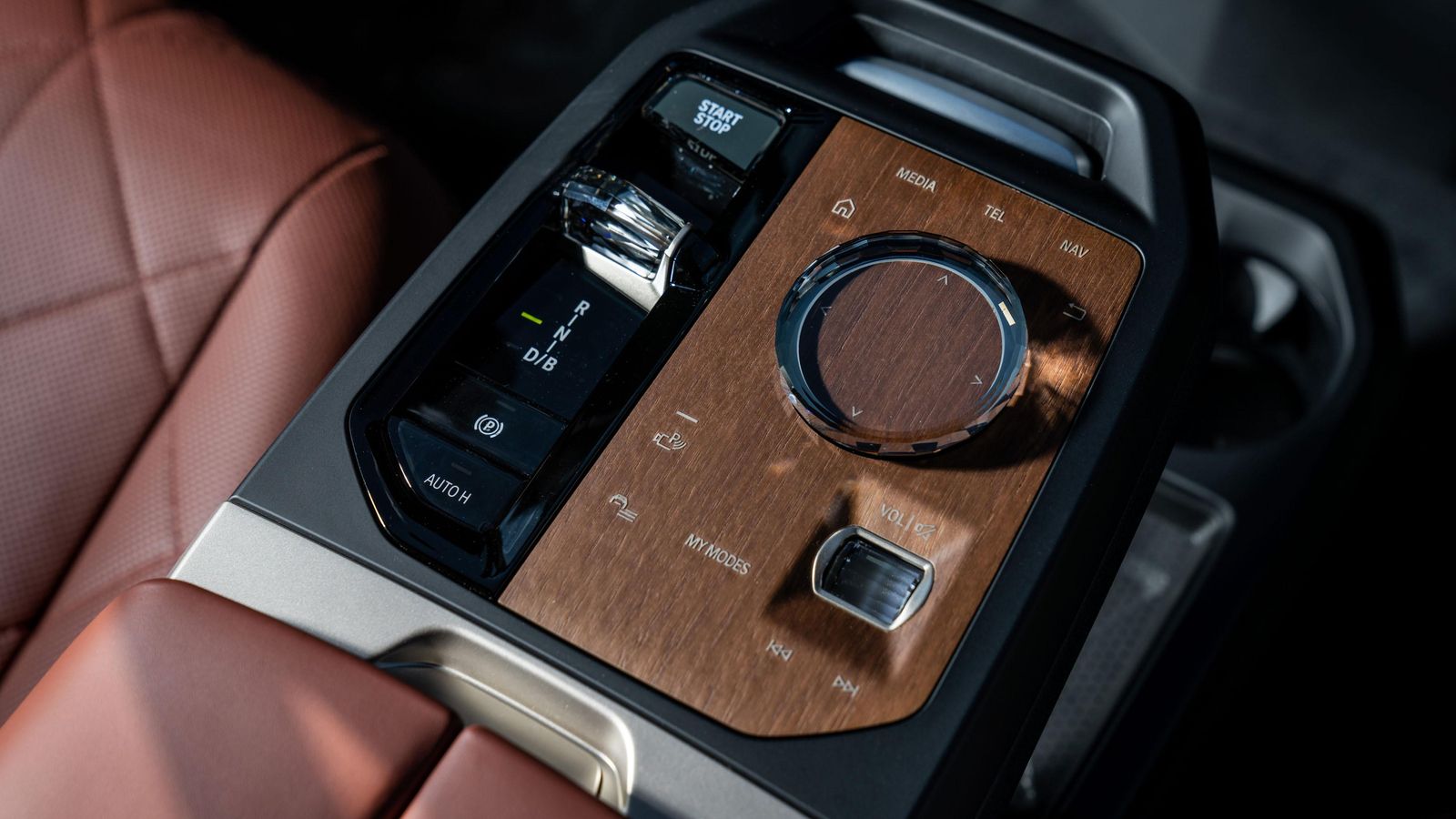 Entre los dos asientos si sitúa el mando de selección del cambio y con el que puede elegirse el modo B que provoca la máxima retención de los motores cuando no se está acelerando.