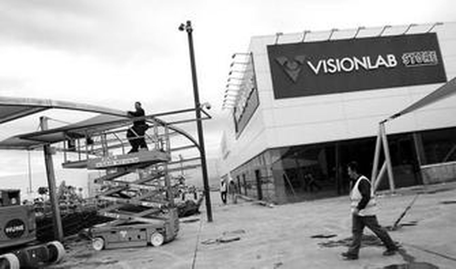 Varios operarios, ayer, dan los últimos retoques al parque Bahía Azul que será abierto al público el jueves.