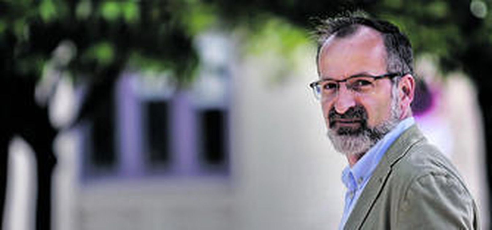 Gonzalo Sichar en los Jardines de Pedro Luis Alonso, junto al Ayuntamiento de la capital.