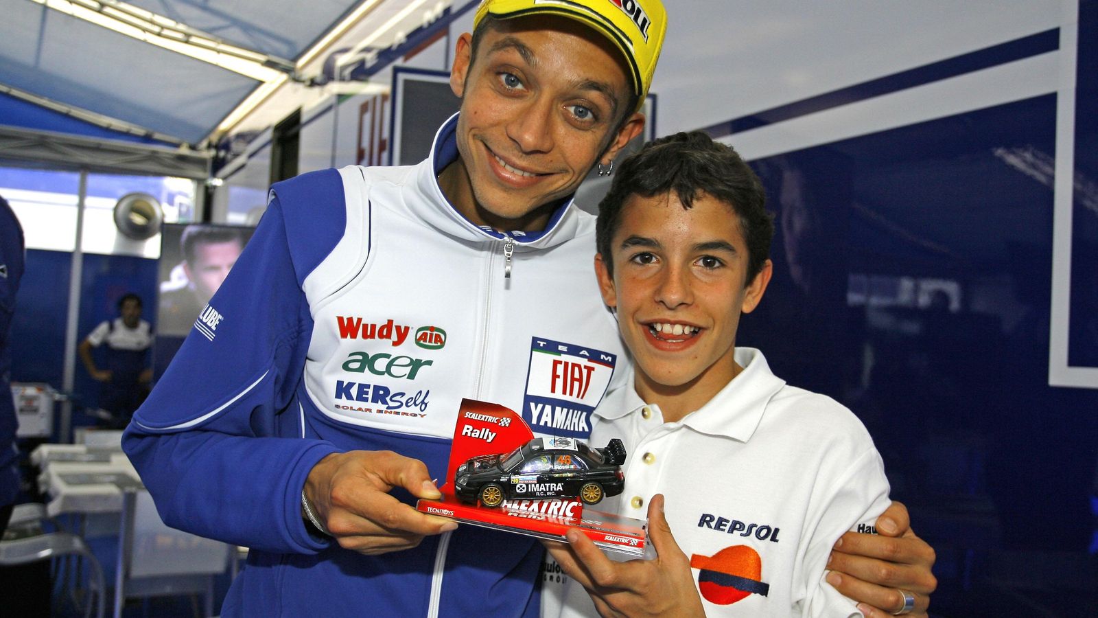Valentino Rossi posa con un todavía pequeño Marc Márquez.