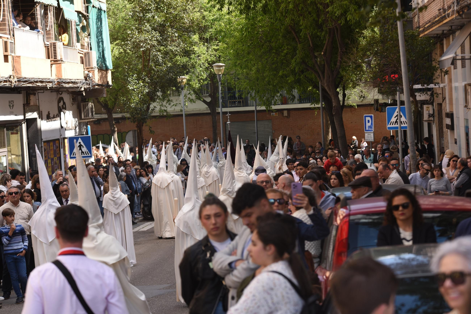 Las imágenes de la procesión de La Merced este Lunes Santo en Córdoba