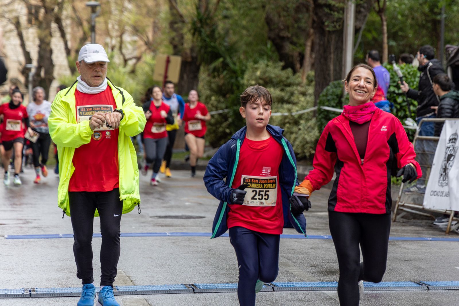 En imágenes: la lluvia no frena a más de un millar de corredores en la V Carrera Popular del IES San Juan Bosco (2)