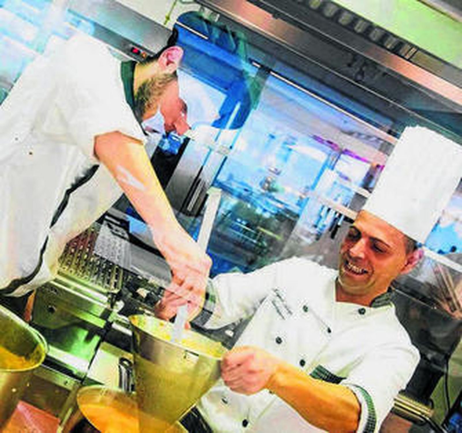 Los comensales pueden ver el trabajo en la cocina a través de un cristal.
