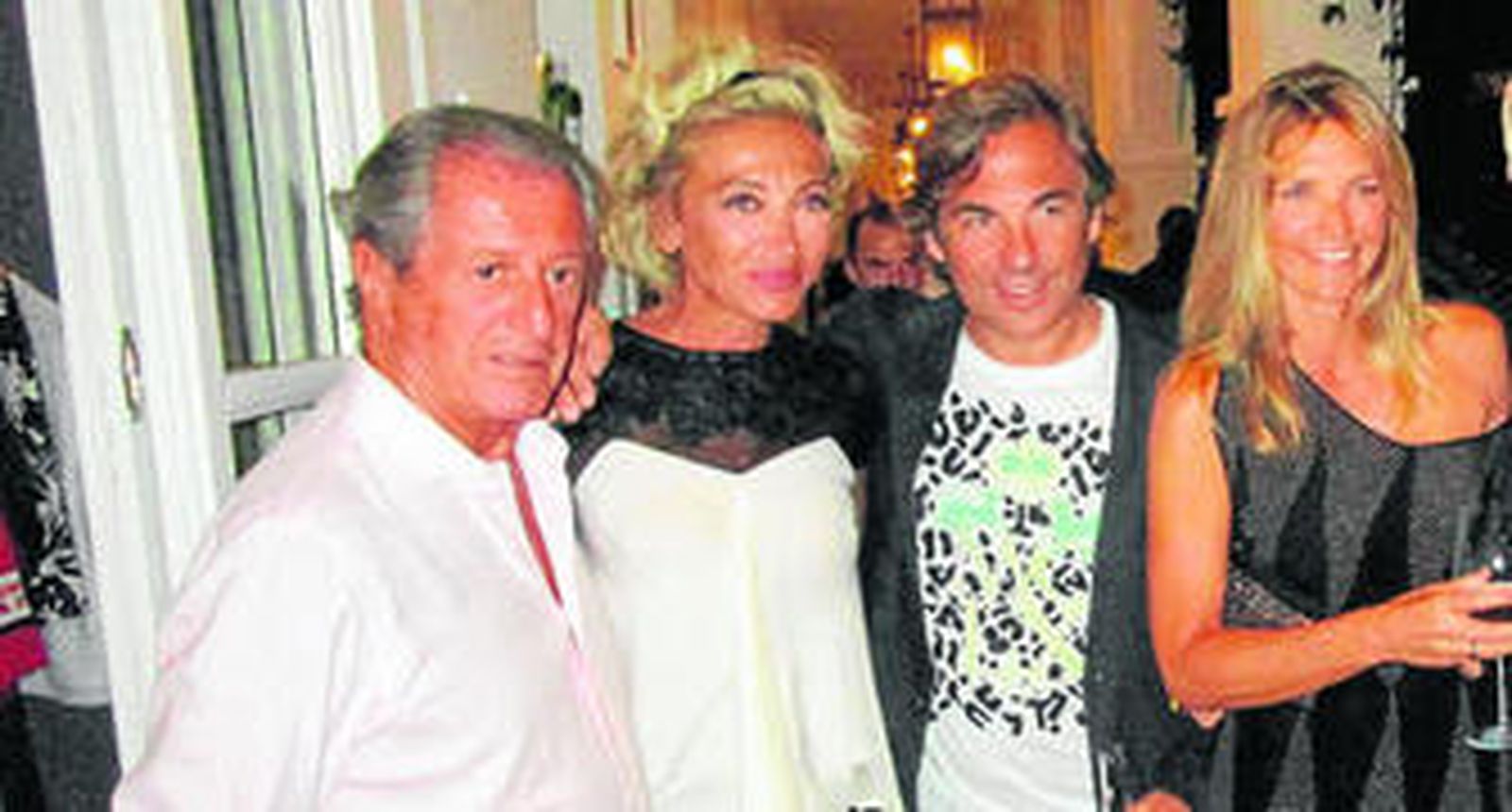 Philippe Junot, la diseñadora Simona Gandolfi, el esquiador olímpico Hubertus de Hohenlohe y Chloe Martel.