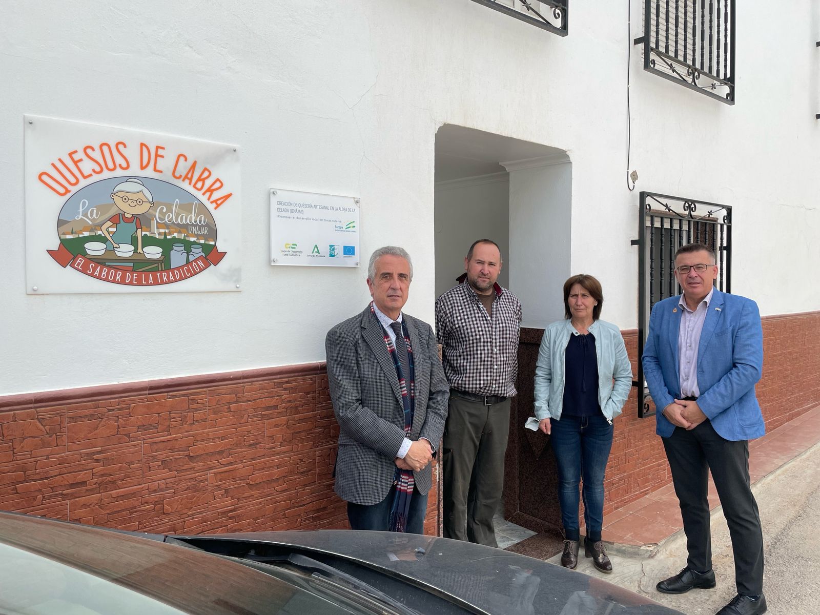 Representantes institucionales y el fundador de la quesería.