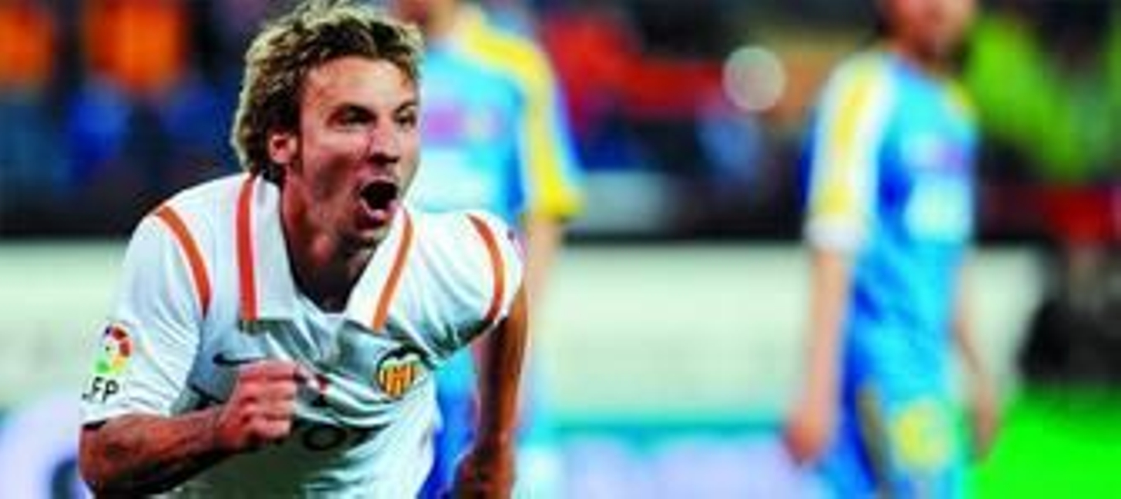 Alexis celebra un gol con el Valencia.