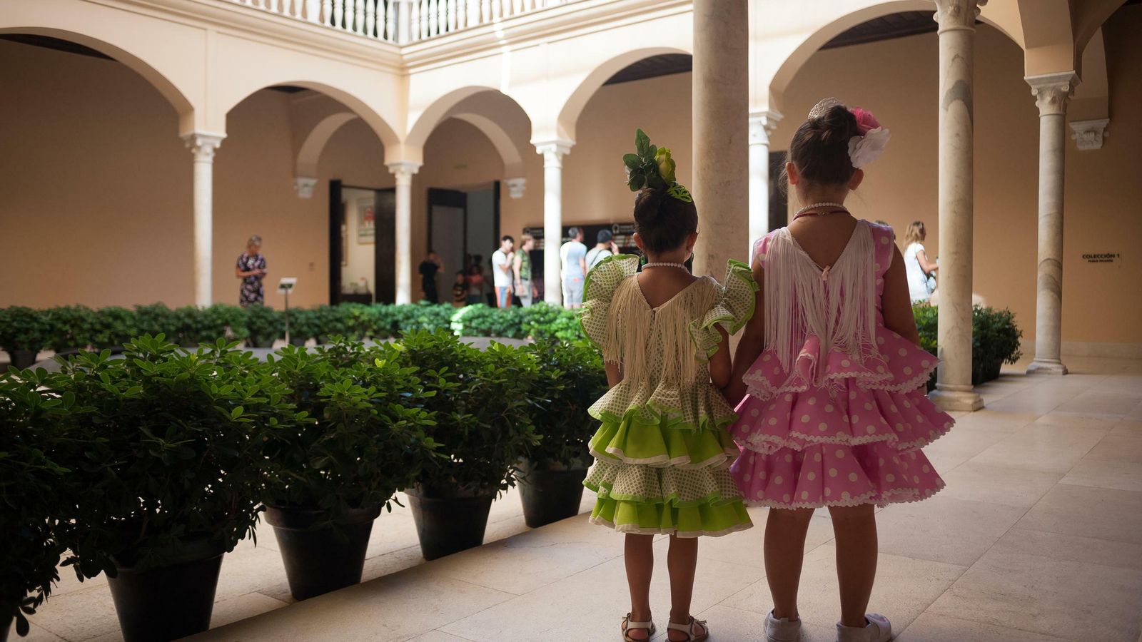 Dos niñas vestidas de gitana en su visita al Museo Picasso. Dos niñas vestidas de gitana en su visita al Museo Picasso.