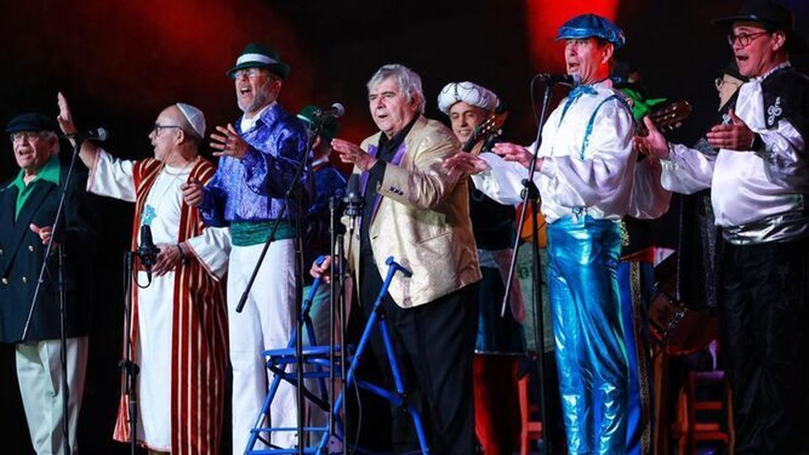 Miembros de la comparsa de Los Majaras, el pasado Carnaval. La antología recibirá la Rota de Plata del PSOE.