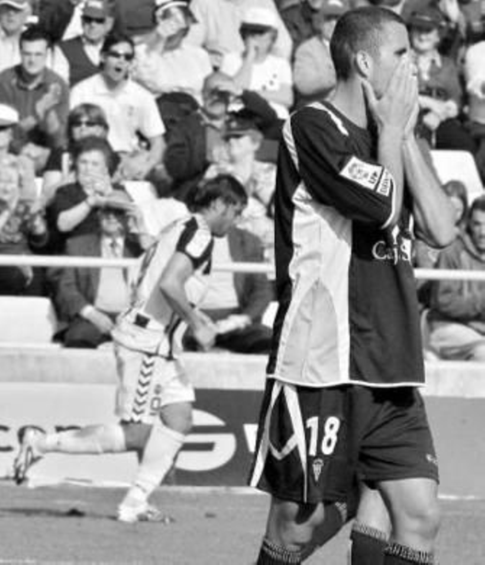 Arthuro se tapa la cara y Tabares, al fondo, celebra el 1-0.