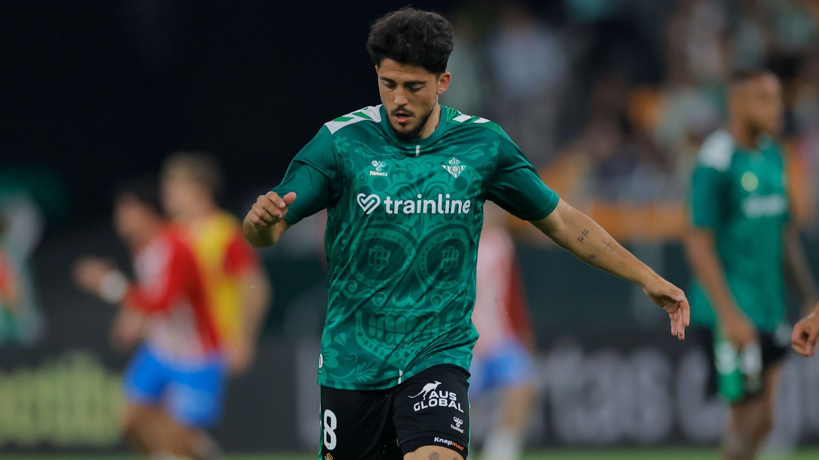 Fornals, durante el calentamiento con la camiseta especial por el Dia de Muertos.