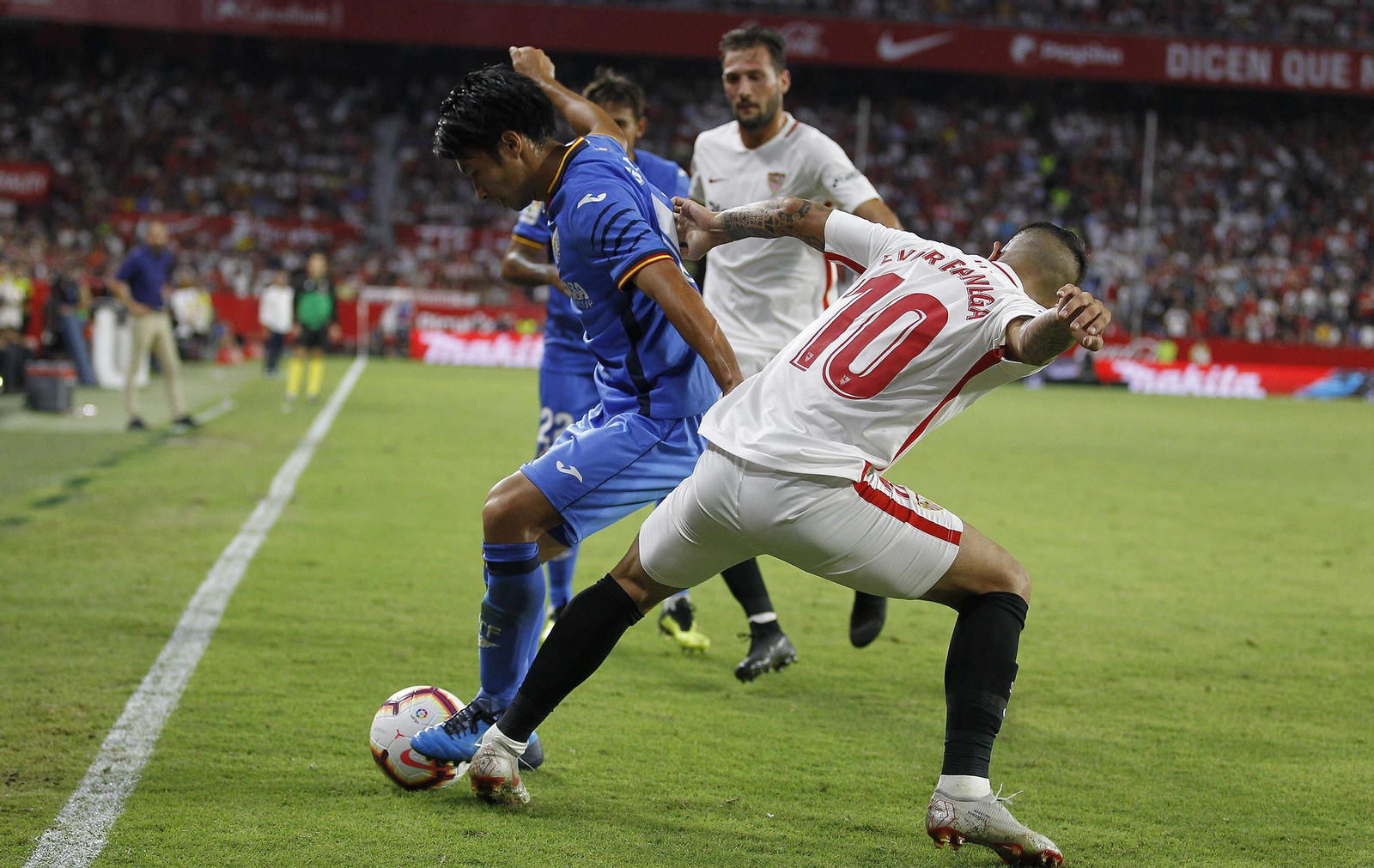 Banega trata de robar un balón.