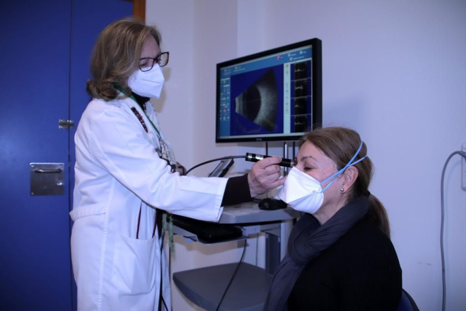 Una paciente es examinada por una especialista en el servicio de Oftalmología del Virgen Macarena