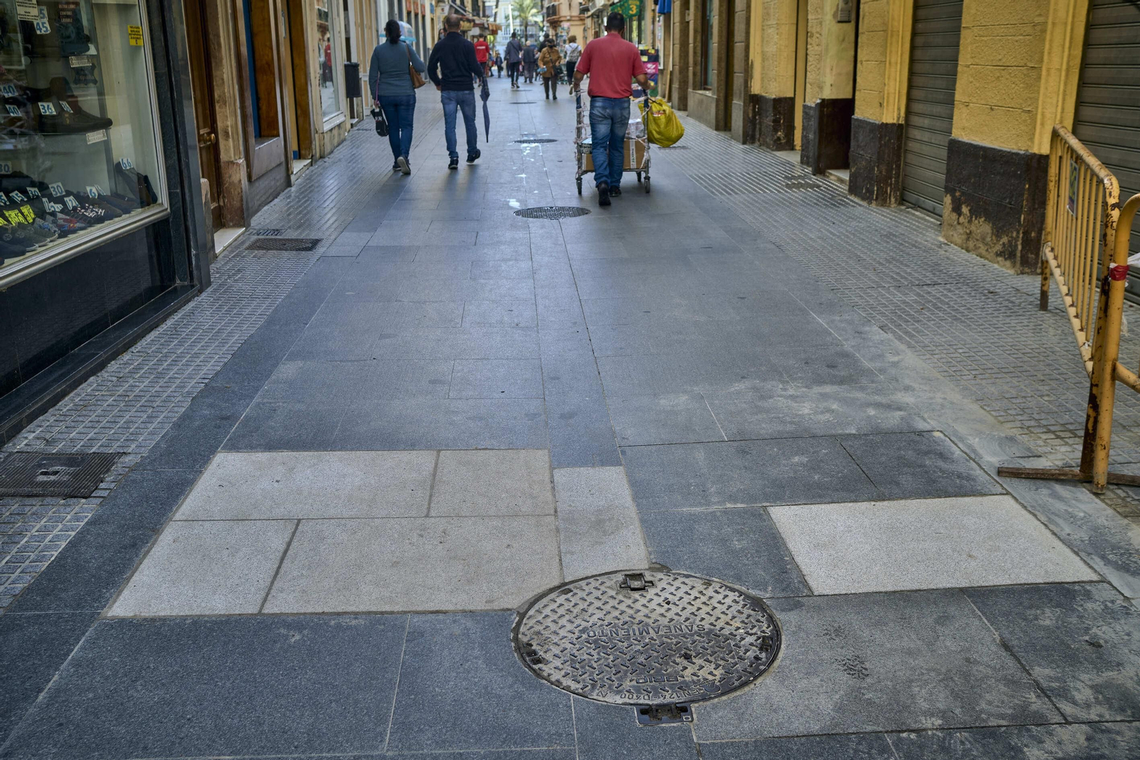 Losas desparejadas en la calle Pelota