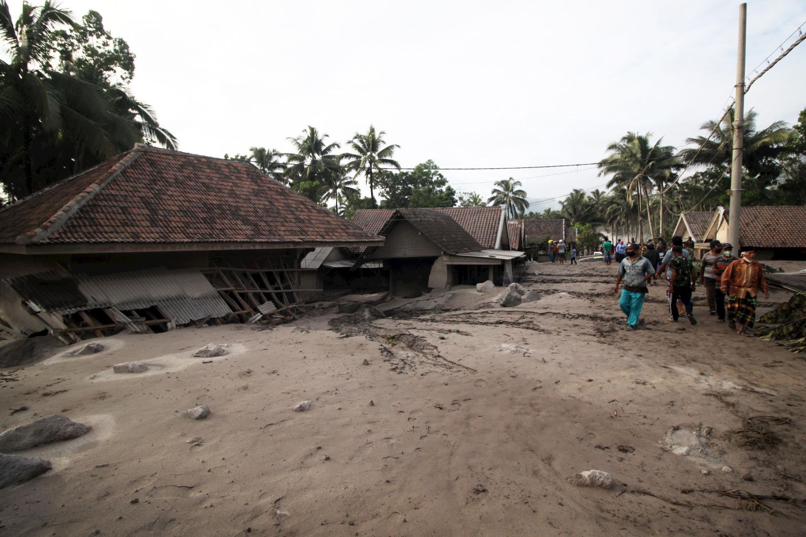 La erupción del volcán Semeru cubre de ceniza varias zonas de Indonesia