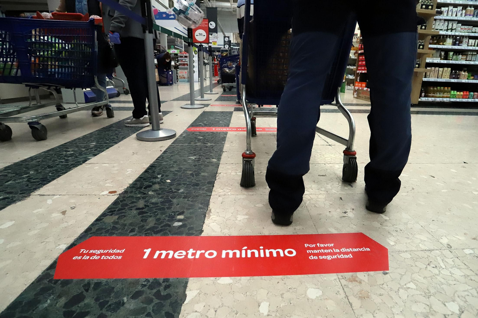 Imágenes de la situación y organización en los supermercados de Huelva