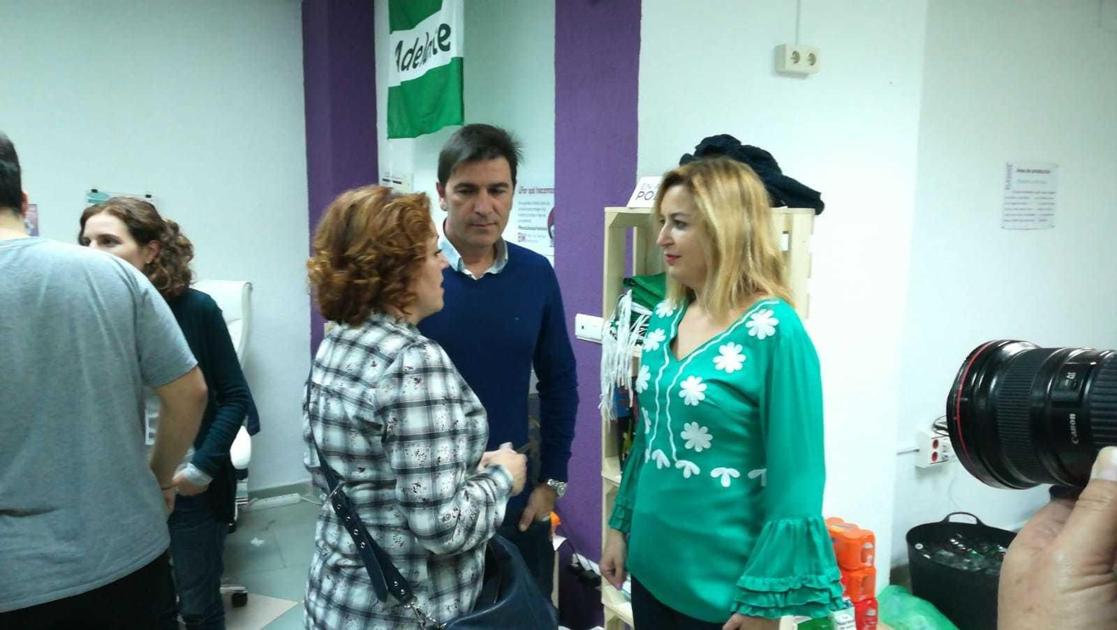 Lizárraga conversa con la coordinador provincial de IU Granada, Mari Carmen Pérez.